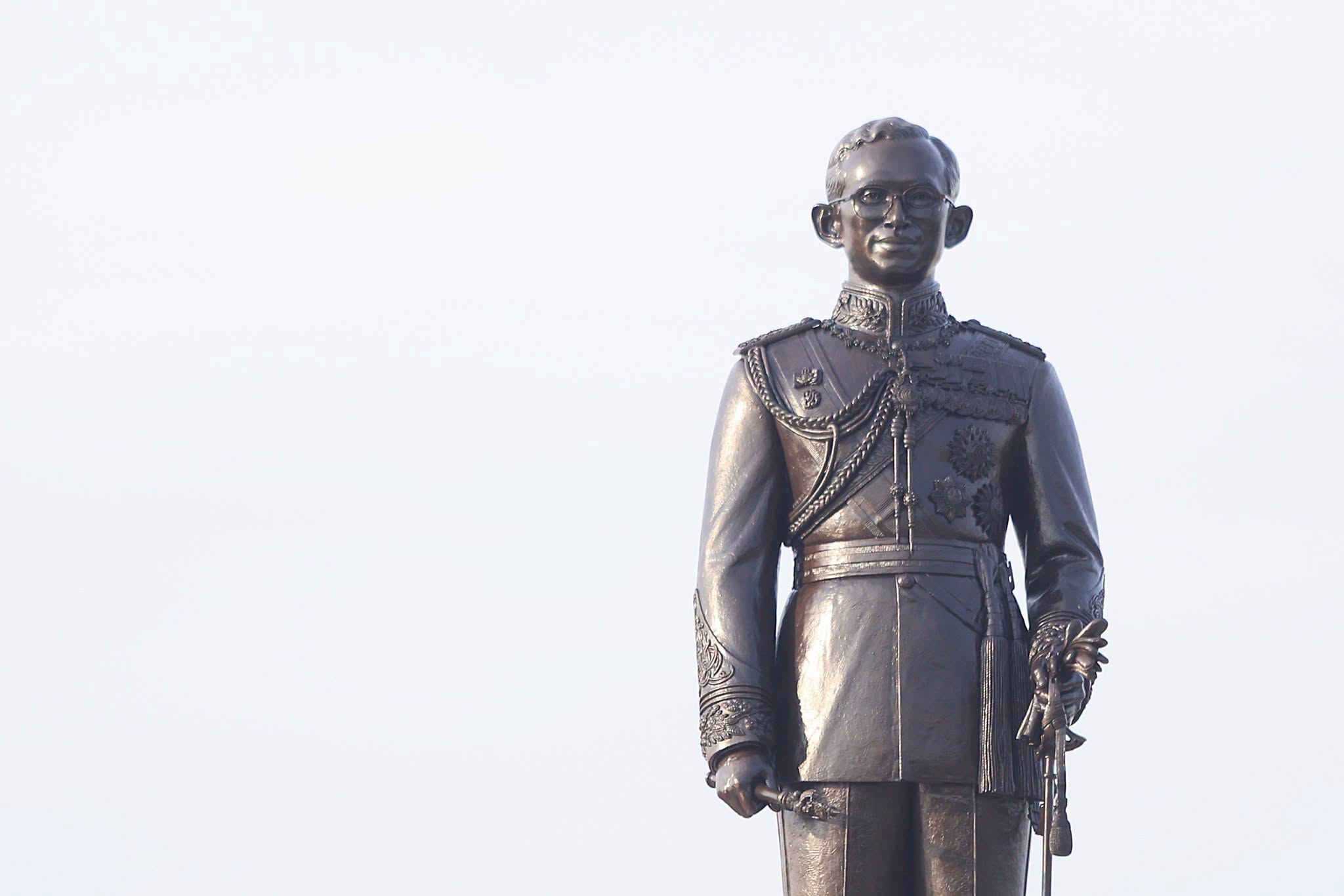 title - ส.ป.ก. ร่วมวางพวงมาลาถวายบังคมพระบรมราชานุสาวรีย์พระบาทสมเด็จพระบรมชนกาธิเบศร มหาภูมิพลอดุลยเดชมหาราช บรมนาถบพิตร เนื่องใน 